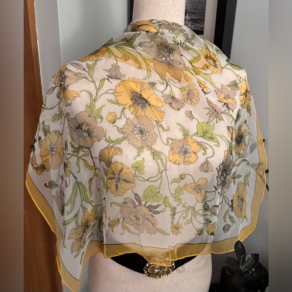 Vintage 30” x 30” tPolyester Scarf, Poppy Design. - Picture 5 of 12